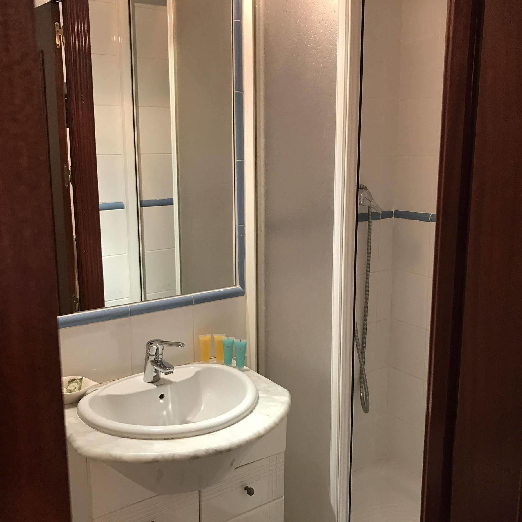 Hostal La Estrella Madrid Exteriör bild