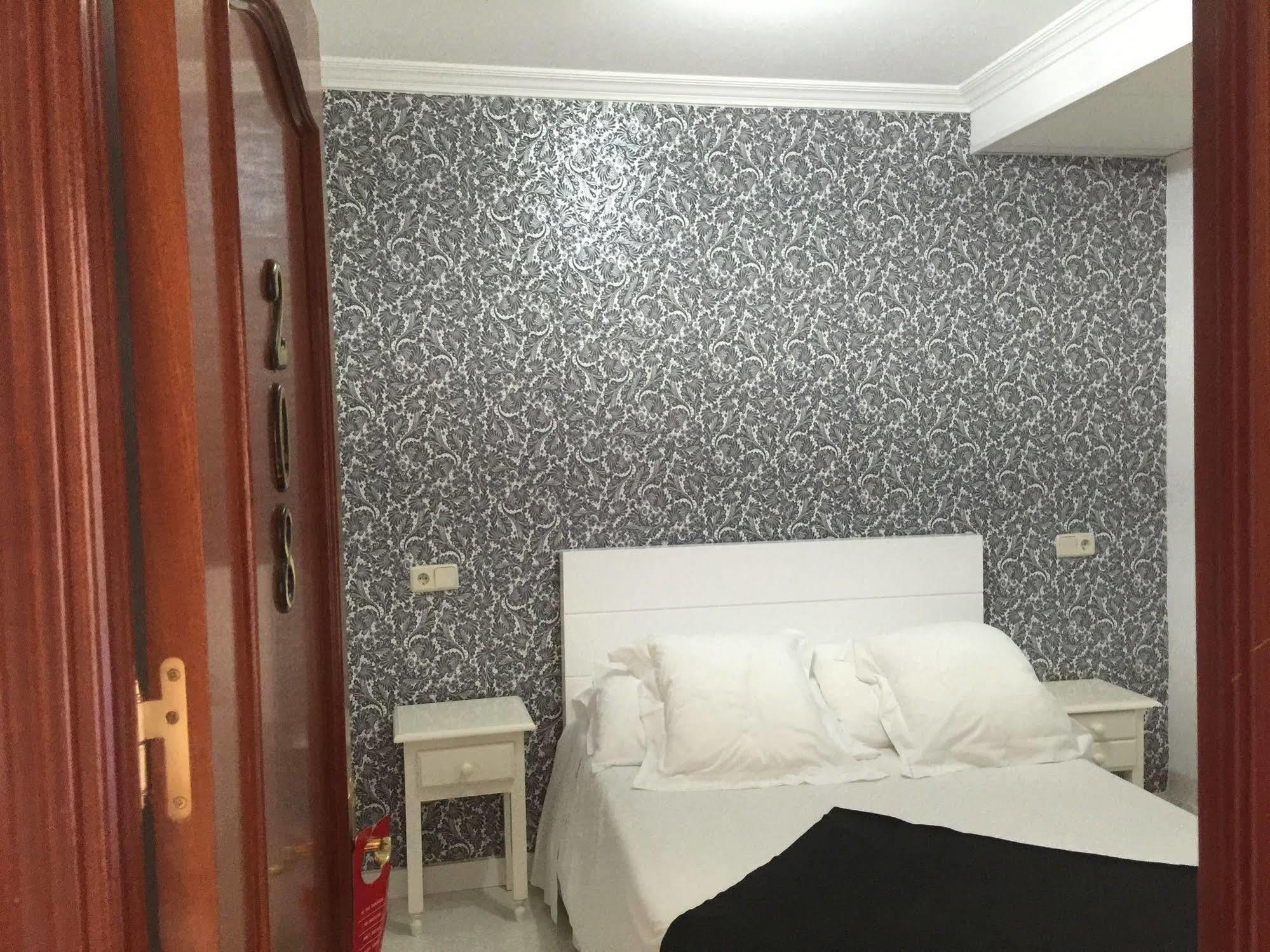 Hostal La Estrella Madrid Exteriör bild