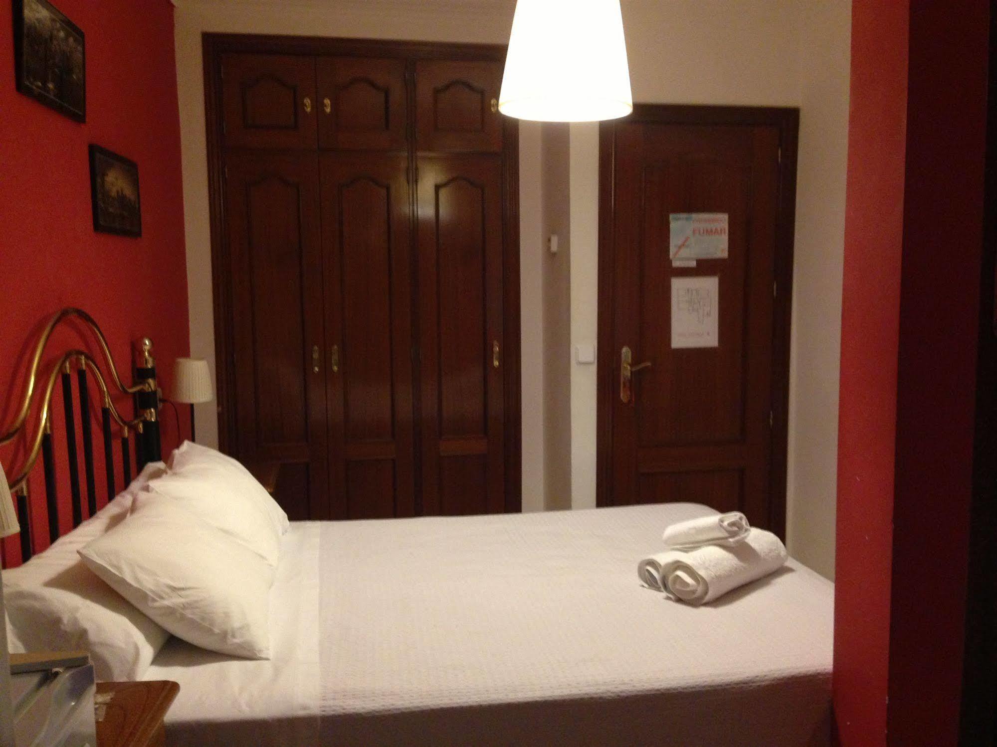 Hostal La Estrella Madrid Exteriör bild