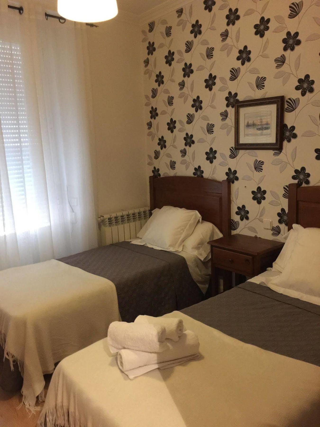 Hostal La Estrella Madrid Exteriör bild