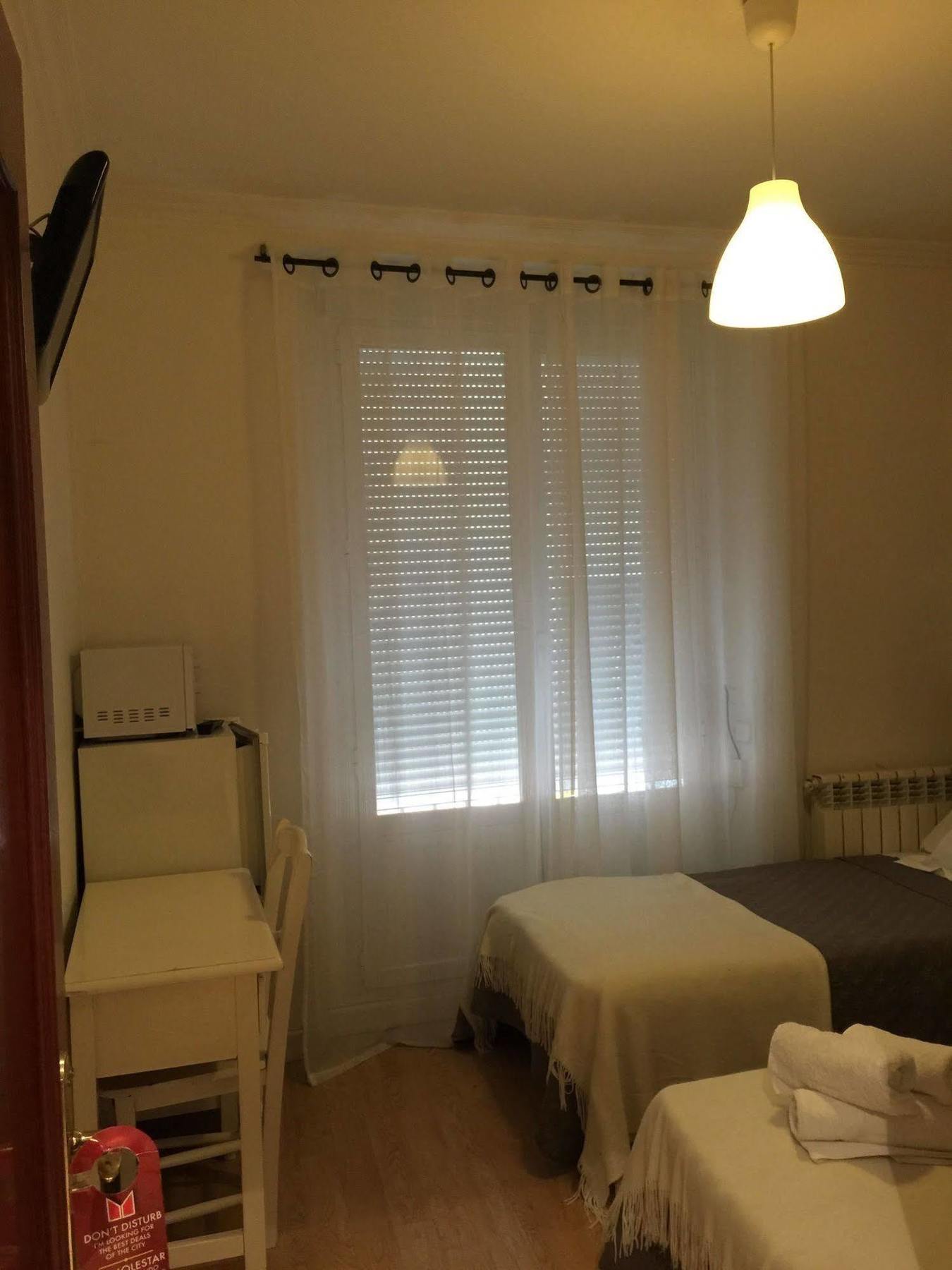 Hostal La Estrella Madrid Exteriör bild