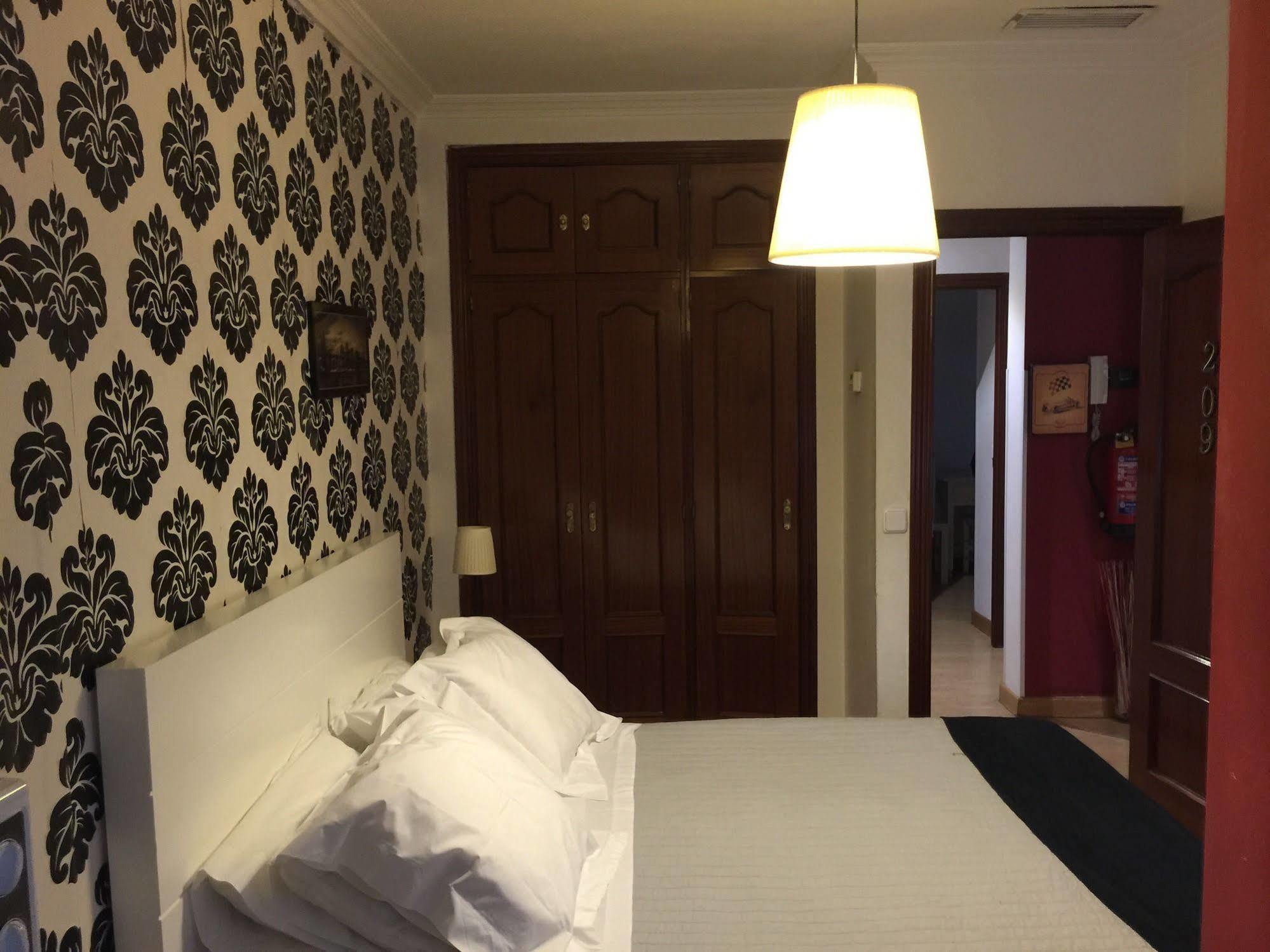 Hostal La Estrella Madrid Exteriör bild