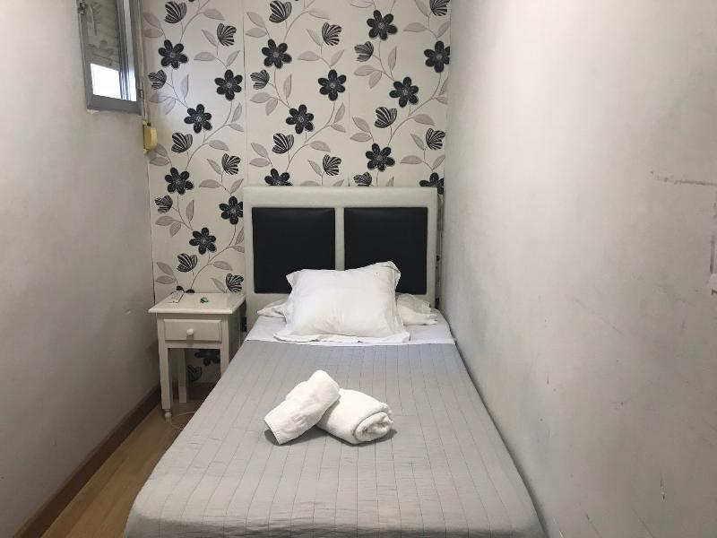 Hostal La Estrella Madrid Exteriör bild