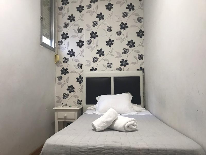 Hostal La Estrella Madrid Exteriör bild