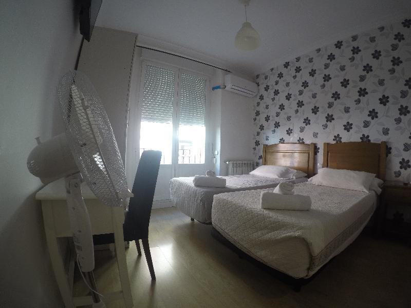 Hostal La Estrella Madrid Exteriör bild