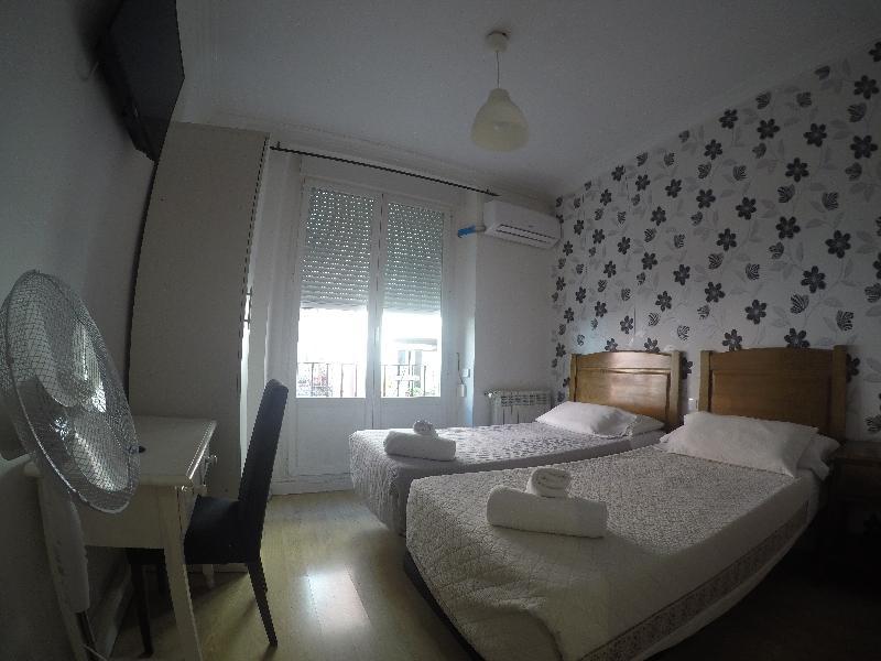 Hostal La Estrella Madrid Exteriör bild